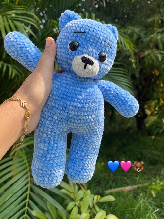Two crochet bears in blue and pink