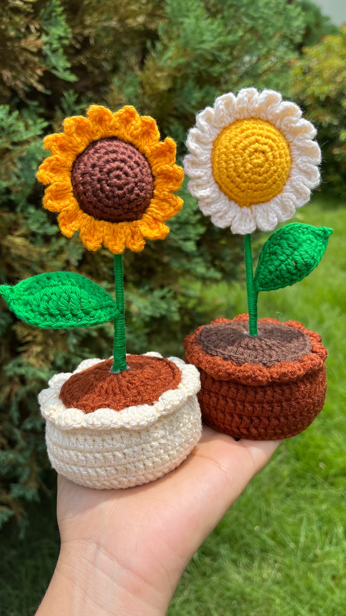 Crochet sunflower and daisy pots